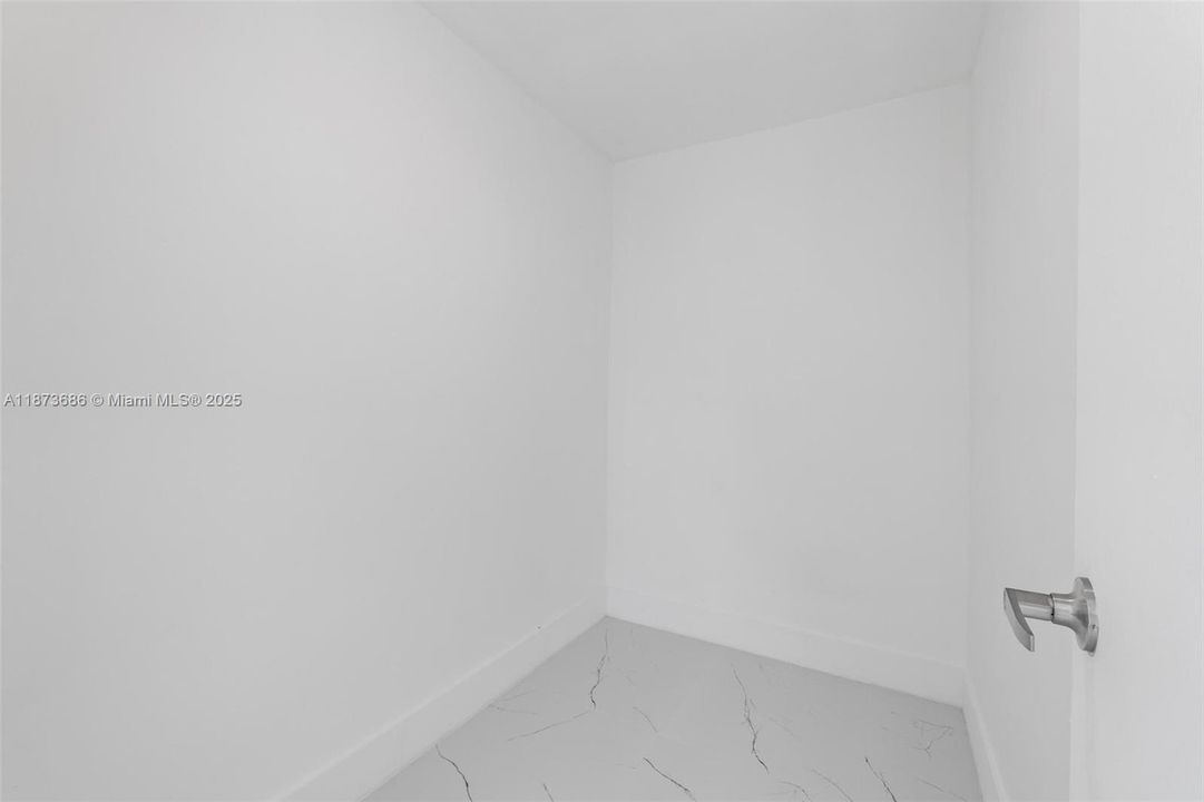 Activo con contrato: $649,900 (6 camas, 3 baños, 2254 Pies cuadrados)