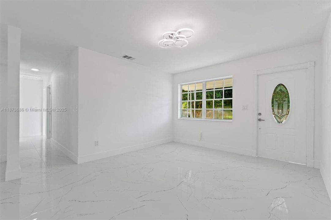 Activo con contrato: $649,900 (6 camas, 3 baños, 2254 Pies cuadrados)