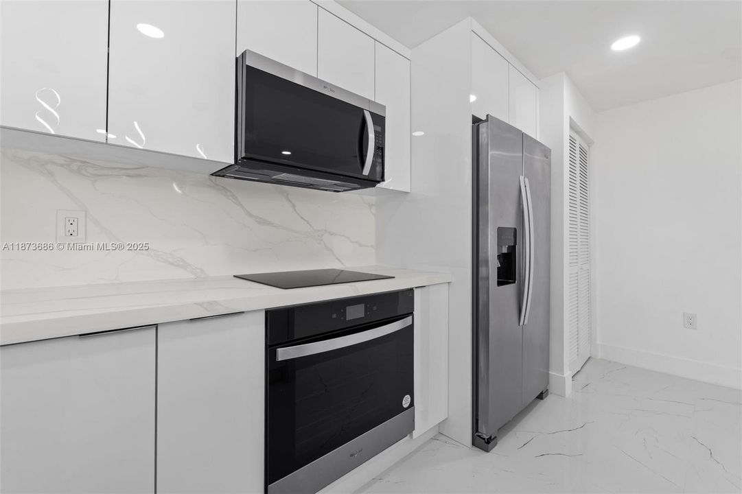 Activo con contrato: $649,900 (6 camas, 3 baños, 2254 Pies cuadrados)