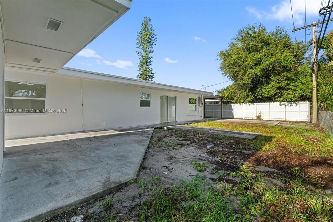 Activo con contrato: $649,900 (6 camas, 3 baños, 2254 Pies cuadrados)