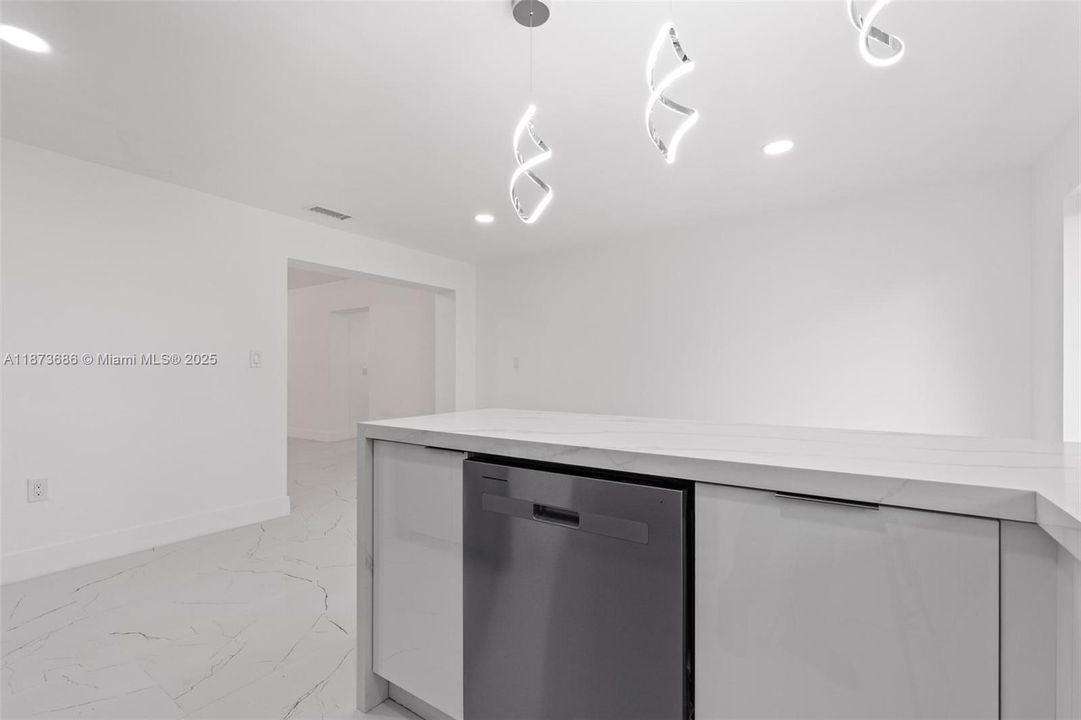 Activo con contrato: $649,900 (6 camas, 3 baños, 2254 Pies cuadrados)