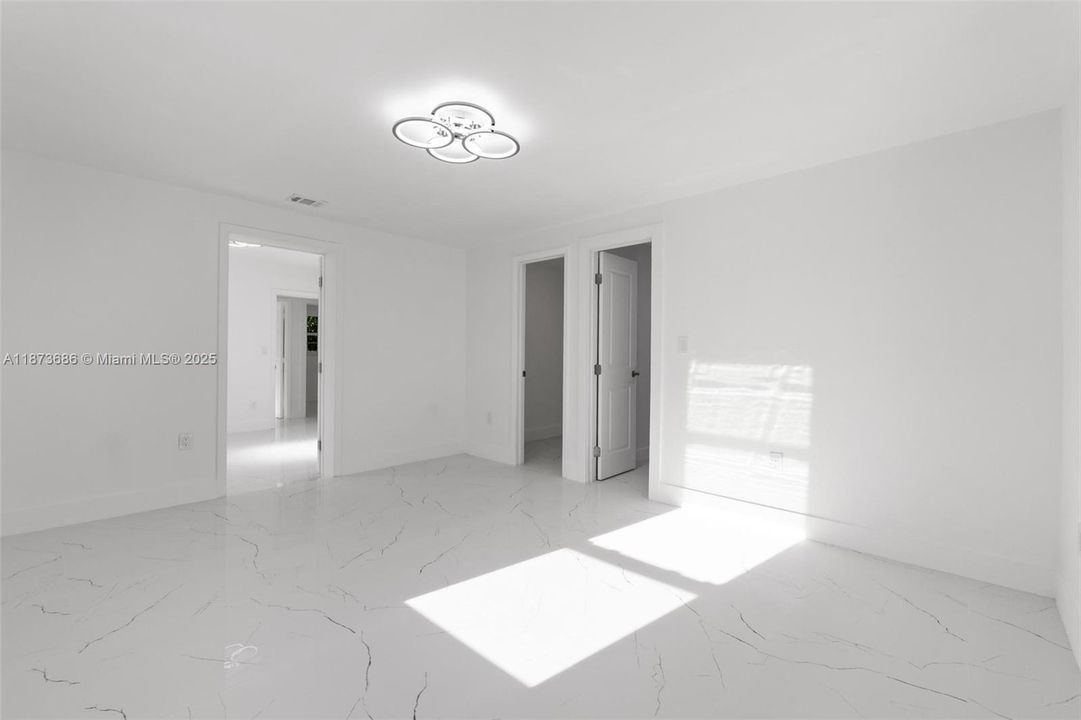 Activo con contrato: $649,900 (6 camas, 3 baños, 2254 Pies cuadrados)