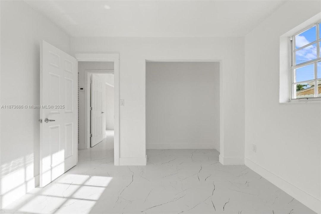 Activo con contrato: $649,900 (6 camas, 3 baños, 2254 Pies cuadrados)