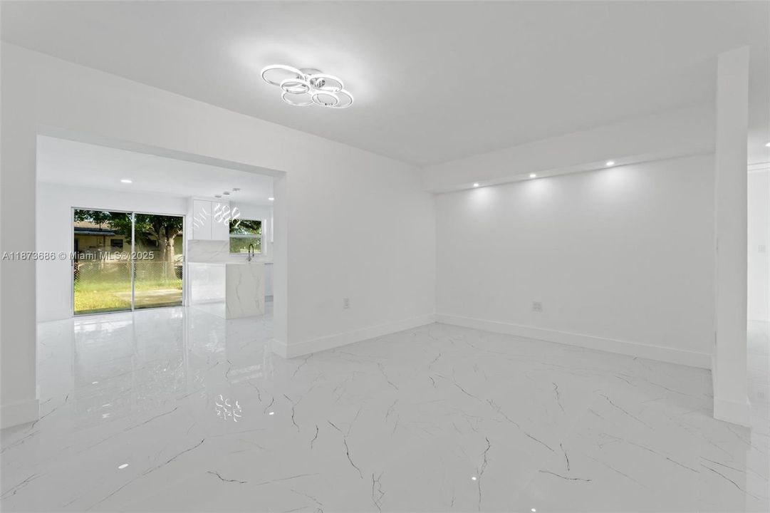 Activo con contrato: $649,900 (6 camas, 3 baños, 2254 Pies cuadrados)