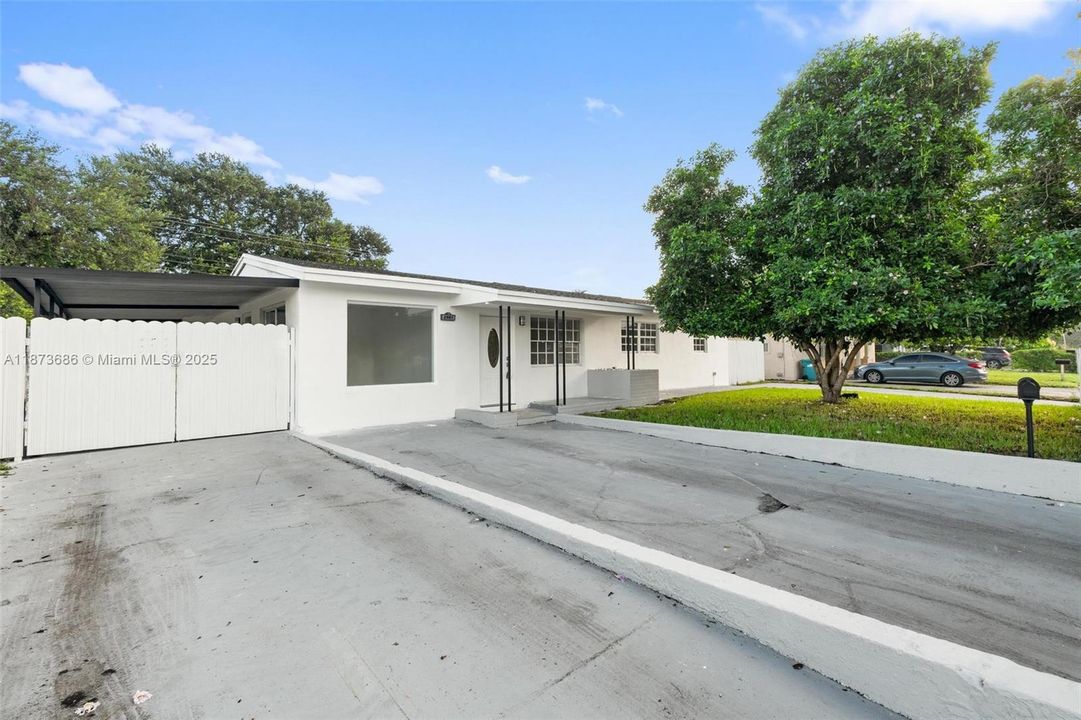 Activo con contrato: $649,900 (6 camas, 3 baños, 2254 Pies cuadrados)