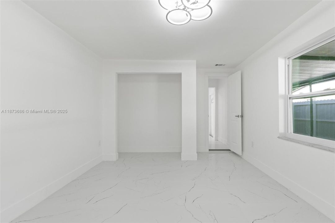 Activo con contrato: $649,900 (6 camas, 3 baños, 2254 Pies cuadrados)