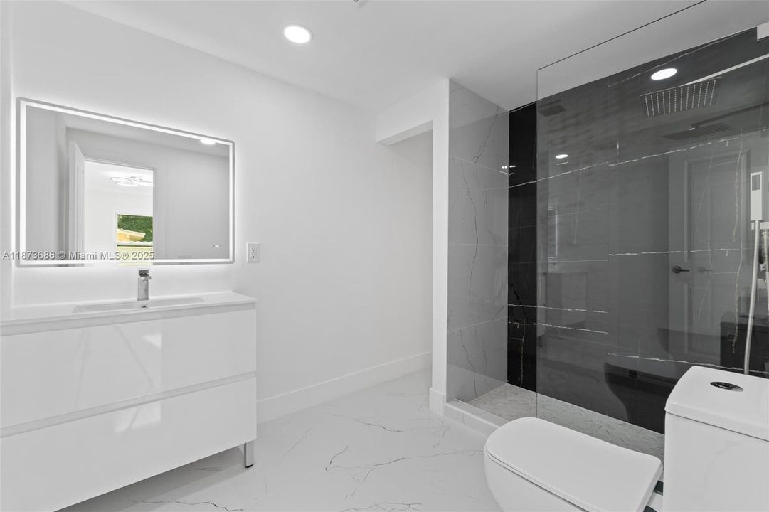 Activo con contrato: $649,900 (6 camas, 3 baños, 2254 Pies cuadrados)