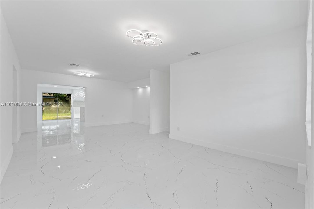 Activo con contrato: $649,900 (6 camas, 3 baños, 2254 Pies cuadrados)