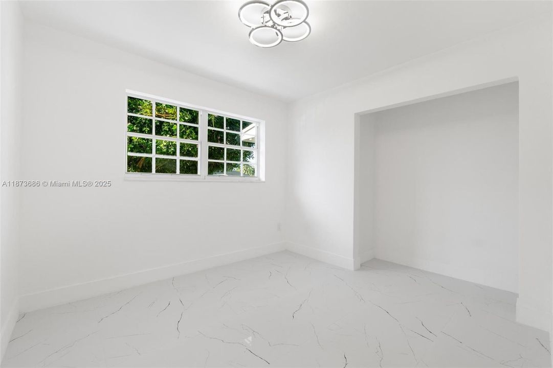 Activo con contrato: $649,900 (6 camas, 3 baños, 2254 Pies cuadrados)