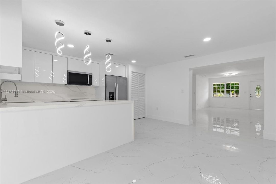 Activo con contrato: $649,900 (6 camas, 3 baños, 2254 Pies cuadrados)