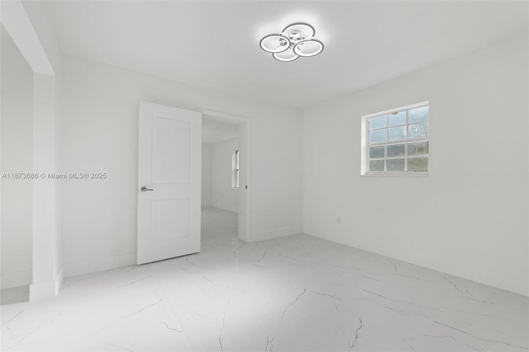 Activo con contrato: $649,900 (6 camas, 3 baños, 2254 Pies cuadrados)