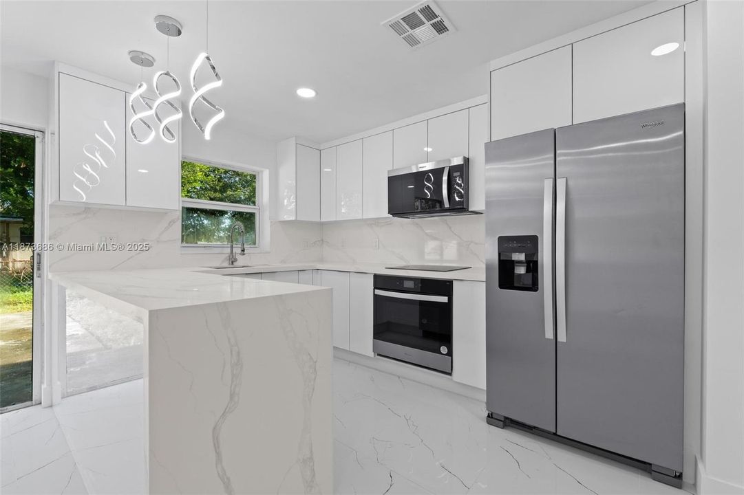 Activo con contrato: $649,900 (6 camas, 3 baños, 2254 Pies cuadrados)