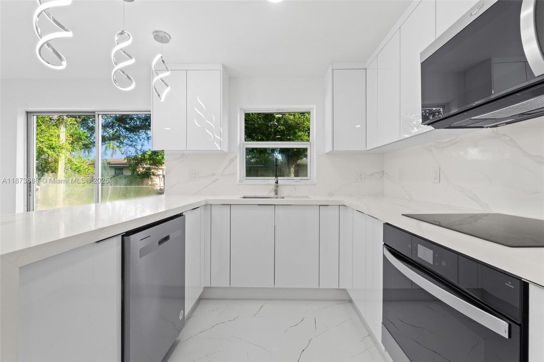 Activo con contrato: $649,900 (6 camas, 3 baños, 2254 Pies cuadrados)