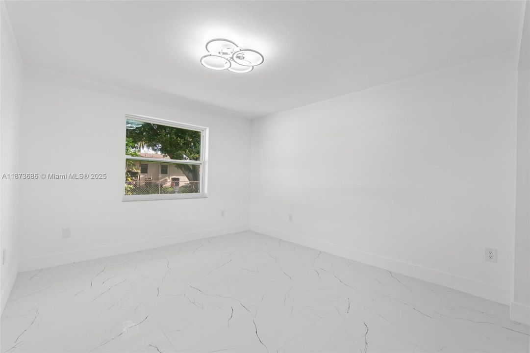 Activo con contrato: $649,900 (6 camas, 3 baños, 2254 Pies cuadrados)