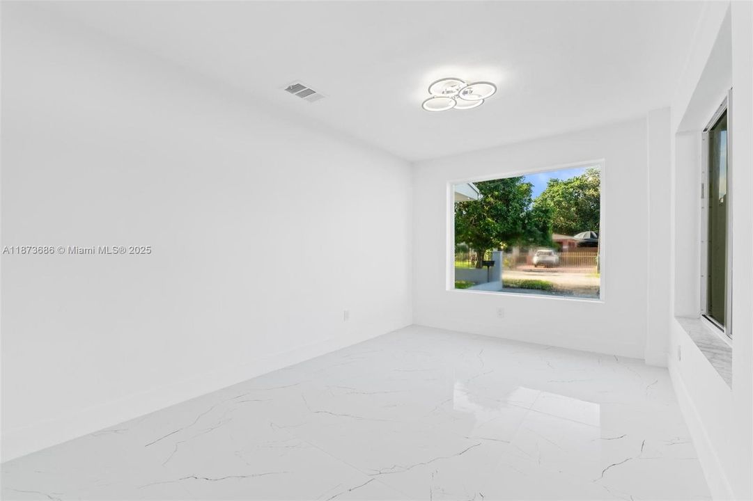 Activo con contrato: $649,900 (6 camas, 3 baños, 2254 Pies cuadrados)