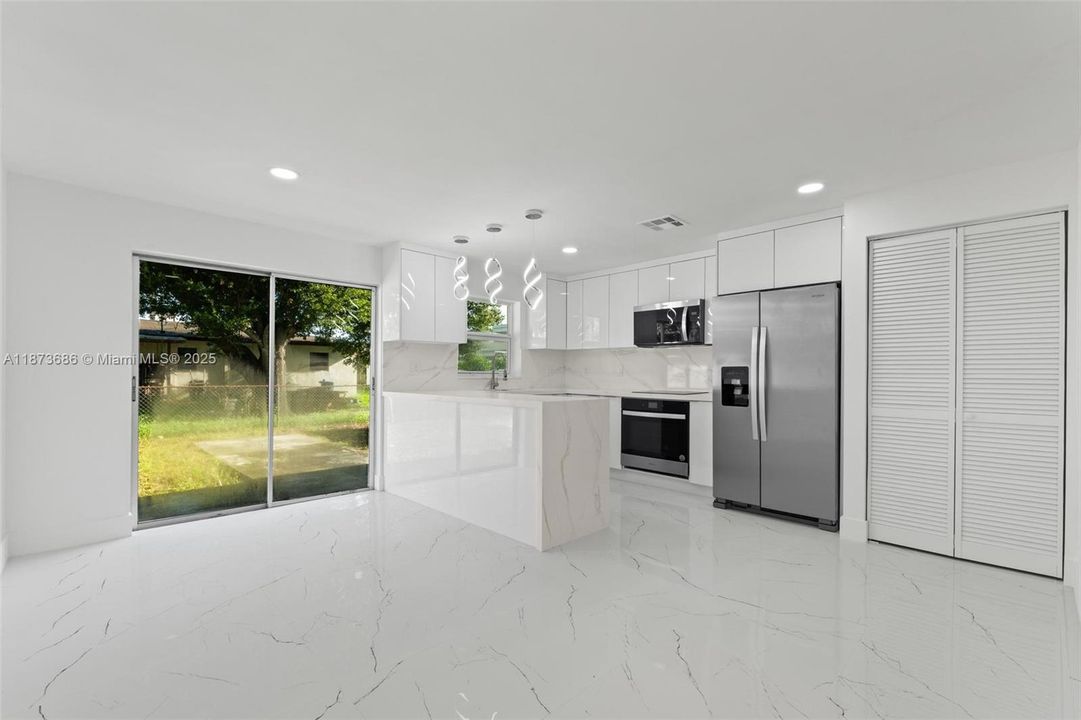 Activo con contrato: $649,900 (6 camas, 3 baños, 2254 Pies cuadrados)