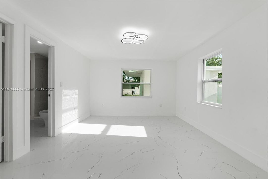 Activo con contrato: $649,900 (6 camas, 3 baños, 2254 Pies cuadrados)