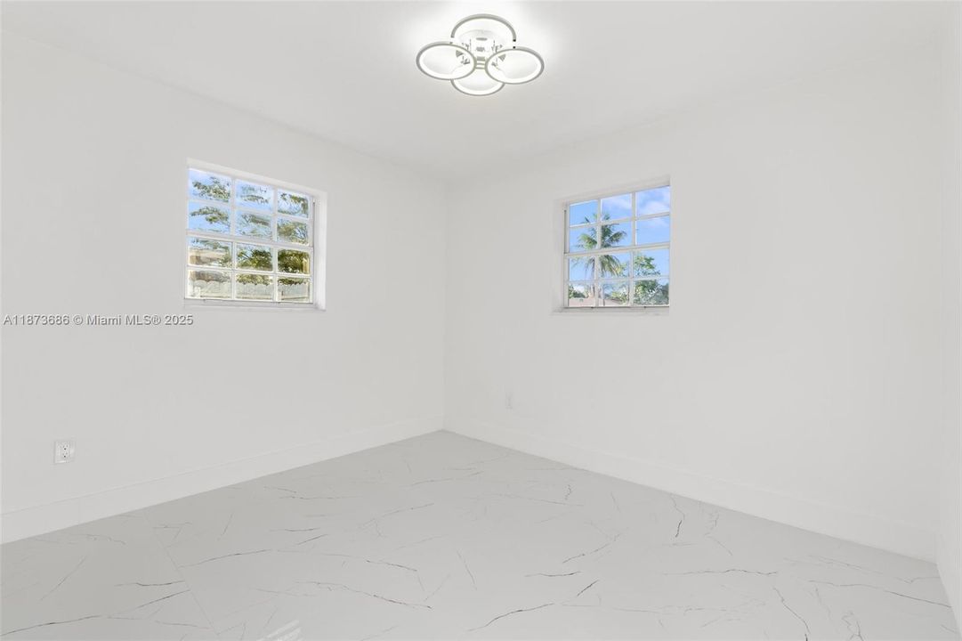 Activo con contrato: $649,900 (6 camas, 3 baños, 2254 Pies cuadrados)