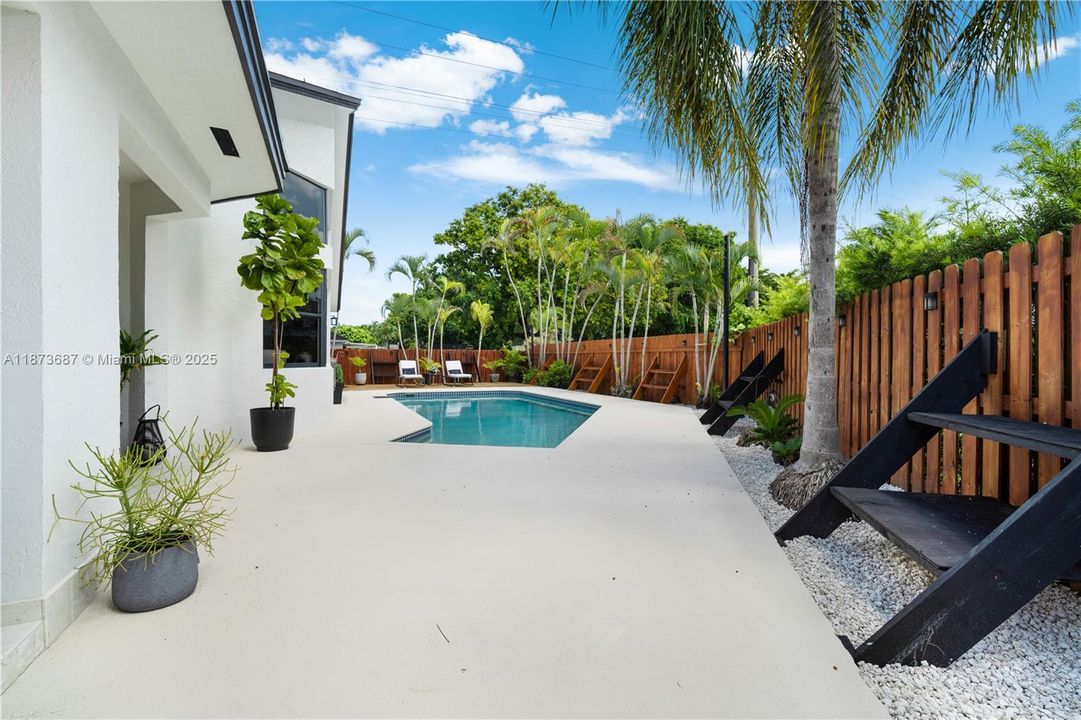 Recently Sold: $1,150,000 (4 beds, 3 baths, 2287 Square Feet)