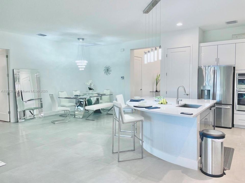 出租: $9,600 (4 贝兹, 3 浴室, 2318 平方英尺)