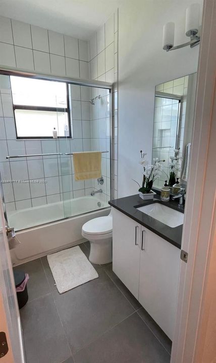 出租: $9,600 (4 贝兹, 3 浴室, 2318 平方英尺)