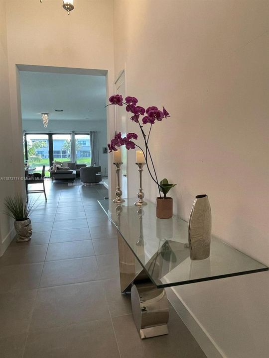 出租: $9,600 (4 贝兹, 3 浴室, 2318 平方英尺)