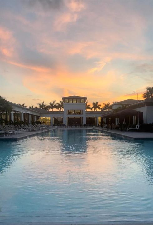 出租: $9,600 (4 贝兹, 3 浴室, 2318 平方英尺)