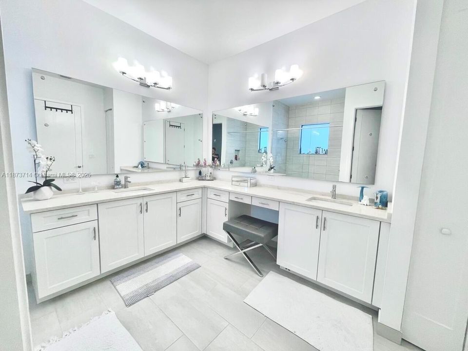 出租: $9,600 (4 贝兹, 3 浴室, 2318 平方英尺)