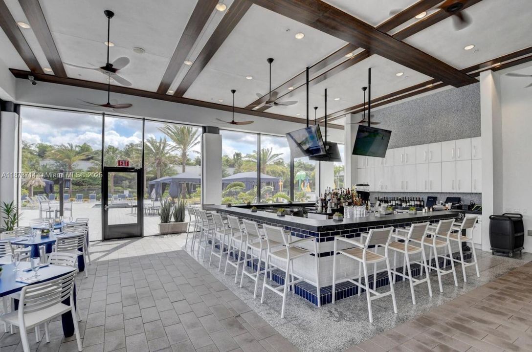 出租: $9,600 (4 贝兹, 3 浴室, 2318 平方英尺)