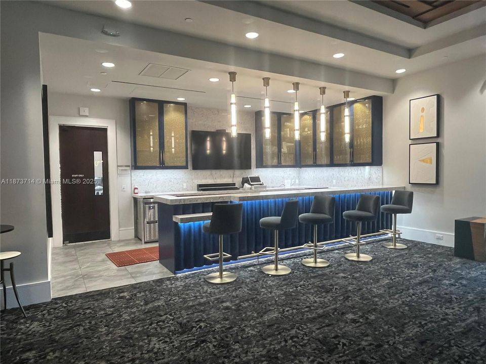 出租: $9,600 (4 贝兹, 3 浴室, 2318 平方英尺)