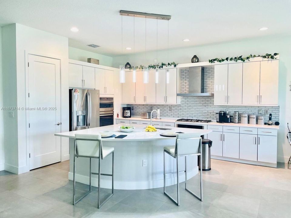 出租: $9,600 (4 贝兹, 3 浴室, 2318 平方英尺)