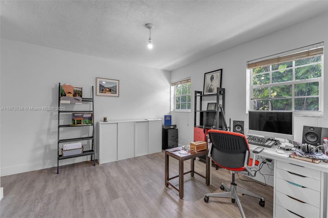 Под контрактом: $1,350,000 (5 спален, 3 ванн, 3137 Квадратных фут)