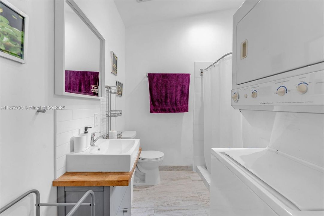 Под контрактом: $1,350,000 (5 спален, 3 ванн, 3137 Квадратных фут)