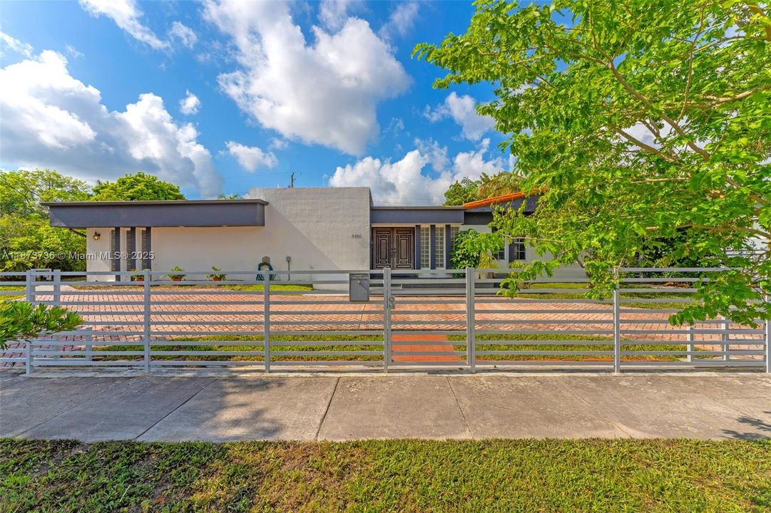 Под контрактом: $1,350,000 (5 спален, 3 ванн, 3137 Квадратных фут)