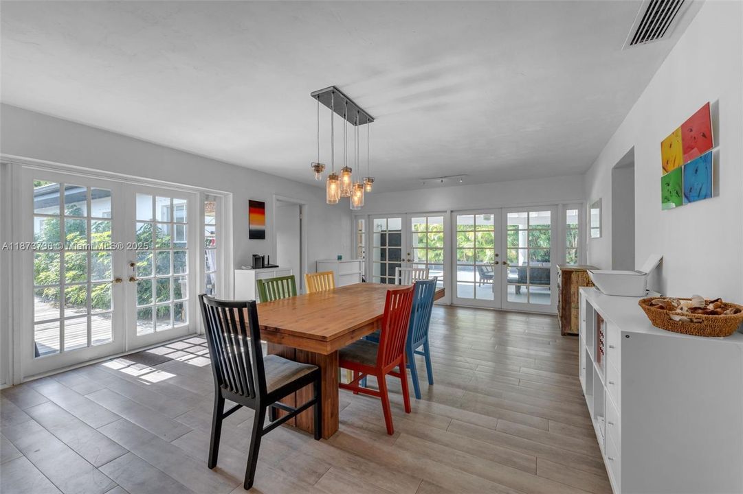 Под контрактом: $1,350,000 (5 спален, 3 ванн, 3137 Квадратных фут)