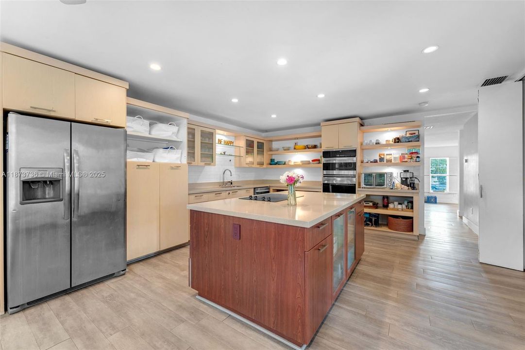 Под контрактом: $1,350,000 (5 спален, 3 ванн, 3137 Квадратных фут)