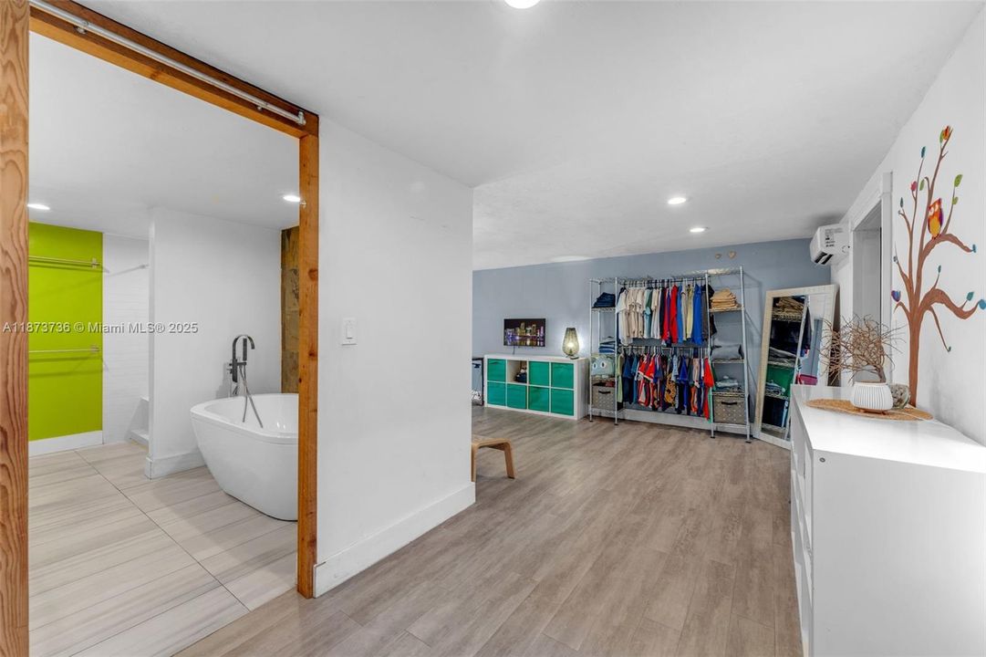 Под контрактом: $1,350,000 (5 спален, 3 ванн, 3137 Квадратных фут)