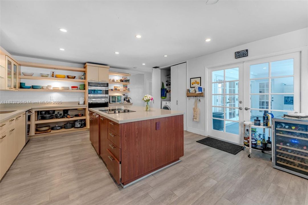 Под контрактом: $1,350,000 (5 спален, 3 ванн, 3137 Квадратных фут)