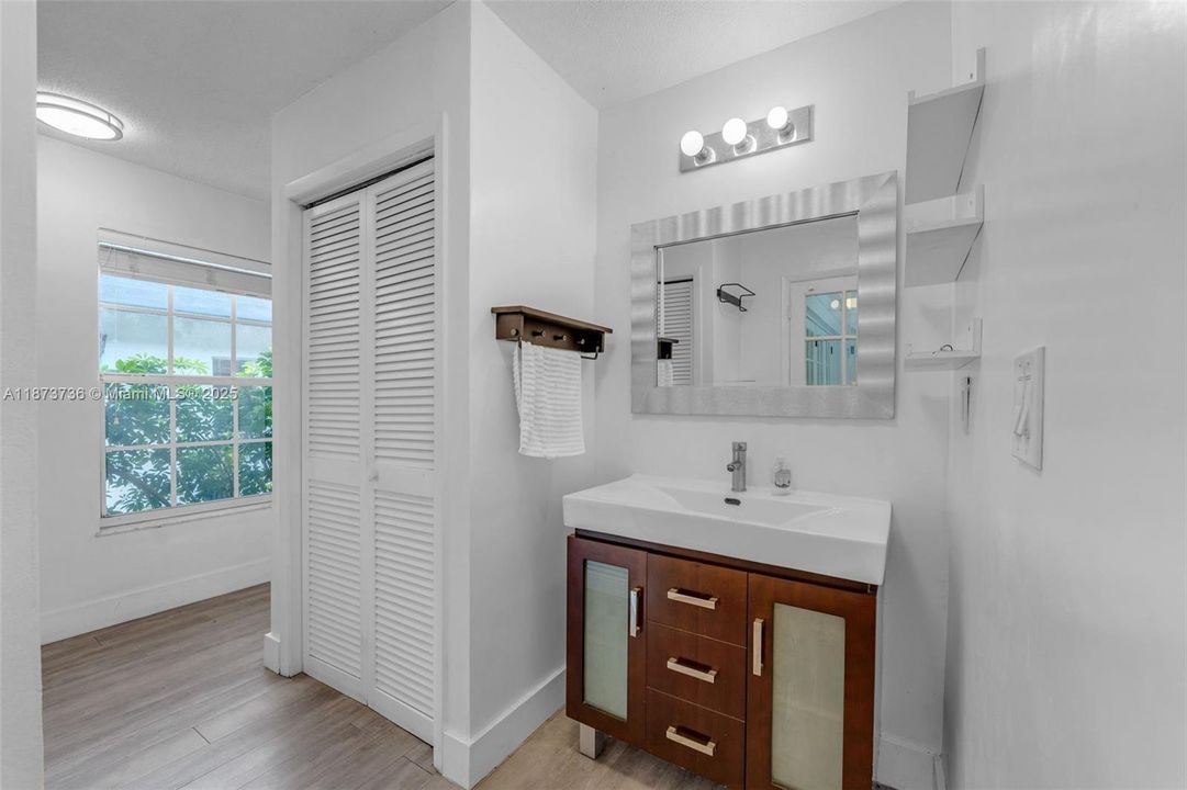 Под контрактом: $1,350,000 (5 спален, 3 ванн, 3137 Квадратных фут)