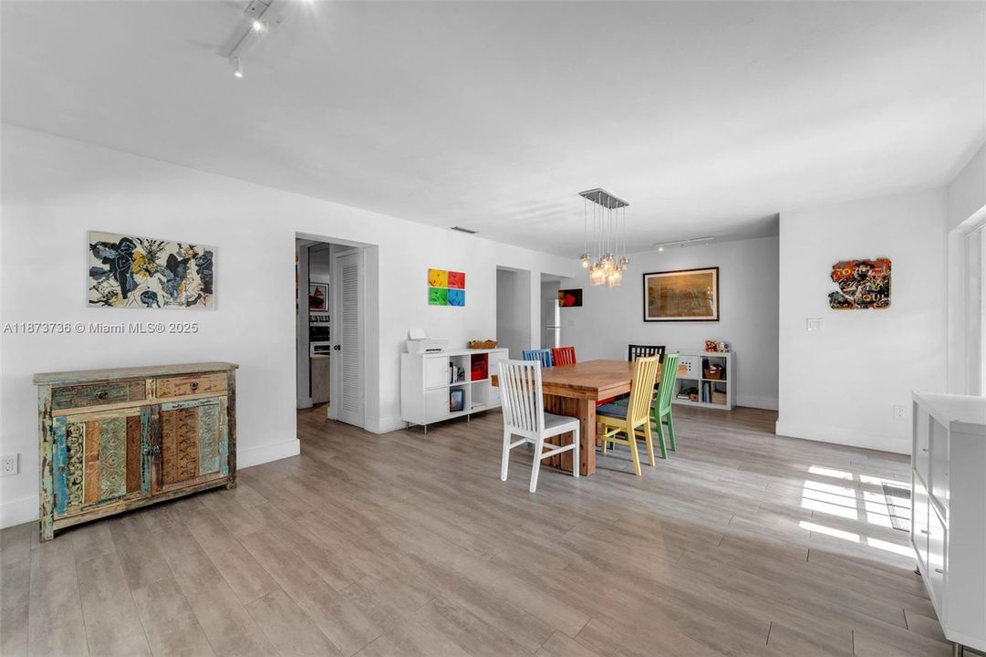 Под контрактом: $1,350,000 (5 спален, 3 ванн, 3137 Квадратных фут)