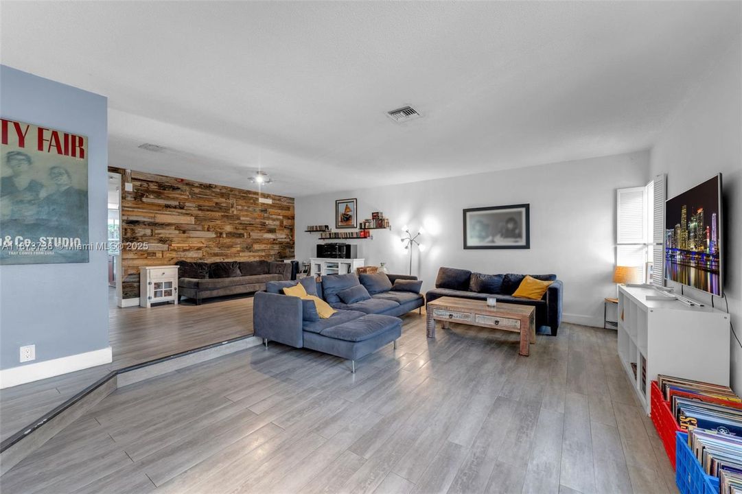 Под контрактом: $1,350,000 (5 спален, 3 ванн, 3137 Квадратных фут)