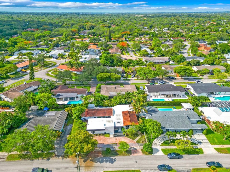 Под контрактом: $1,350,000 (5 спален, 3 ванн, 3137 Квадратных фут)