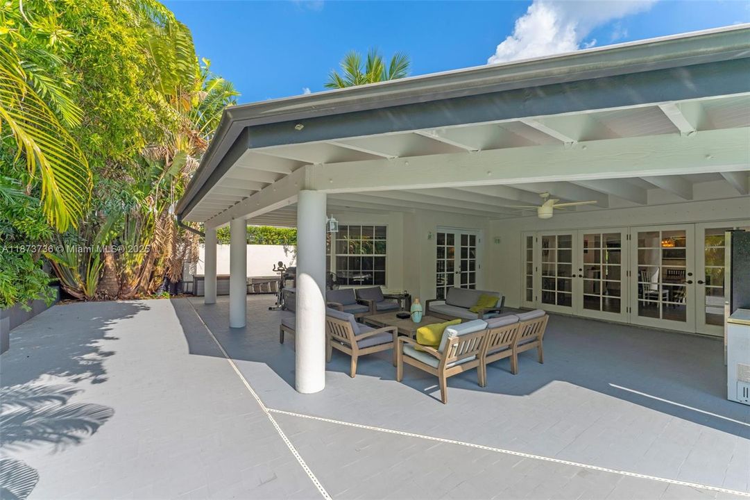 Под контрактом: $1,350,000 (5 спален, 3 ванн, 3137 Квадратных фут)