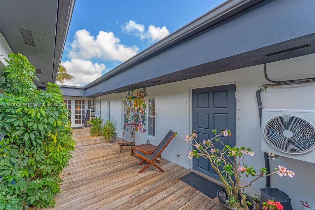 Под контрактом: $1,350,000 (5 спален, 3 ванн, 3137 Квадратных фут)