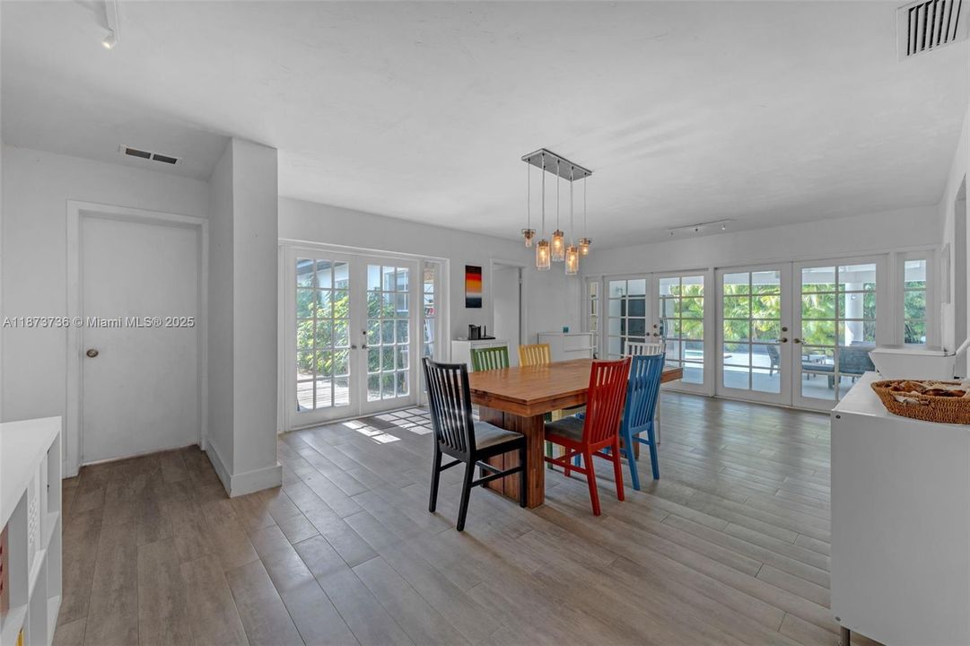 Под контрактом: $1,350,000 (5 спален, 3 ванн, 3137 Квадратных фут)