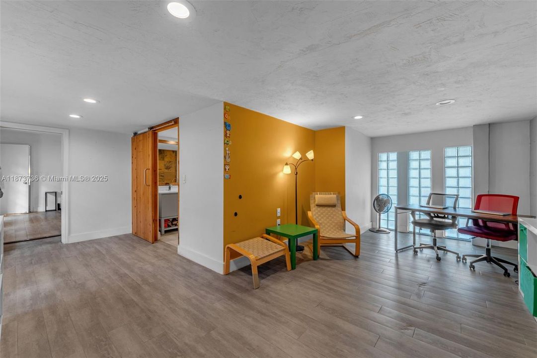 Под контрактом: $1,350,000 (5 спален, 3 ванн, 3137 Квадратных фут)