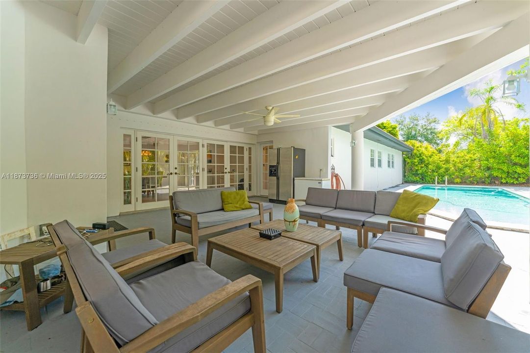 Под контрактом: $1,350,000 (5 спален, 3 ванн, 3137 Квадратных фут)