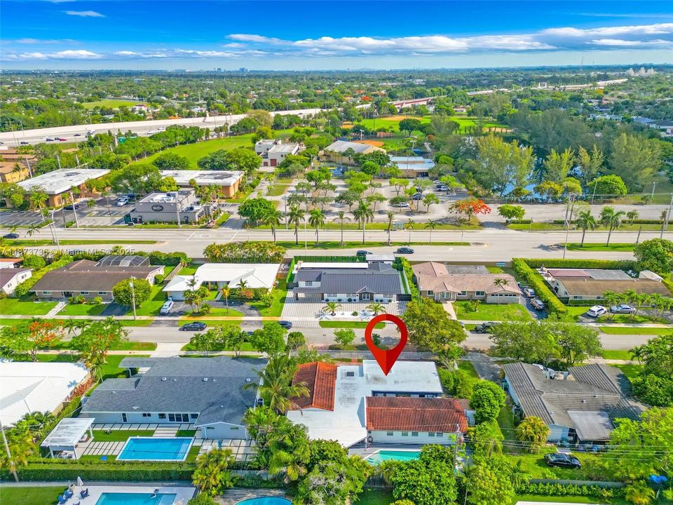 Под контрактом: $1,350,000 (5 спален, 3 ванн, 3137 Квадратных фут)