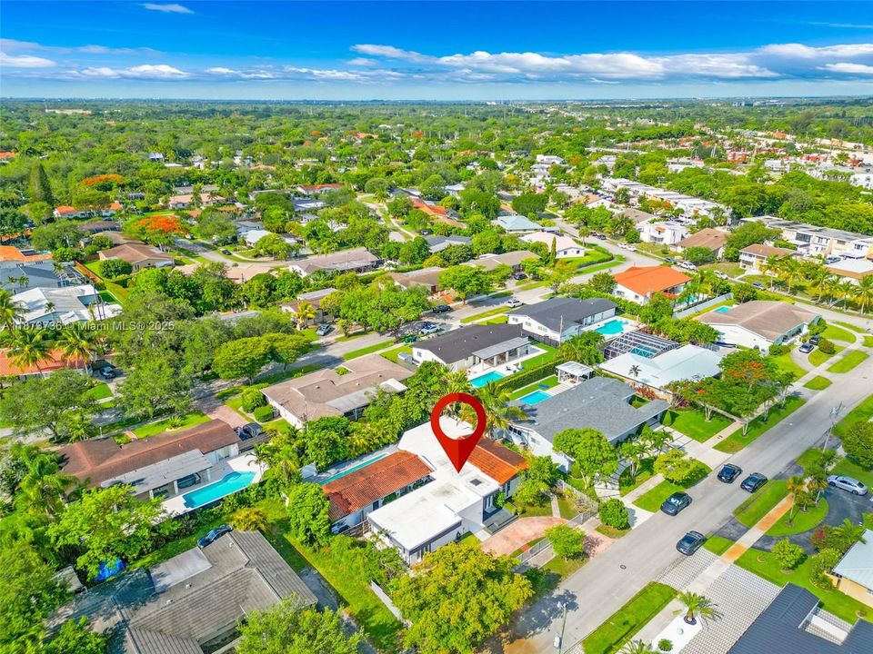 Под контрактом: $1,350,000 (5 спален, 3 ванн, 3137 Квадратных фут)