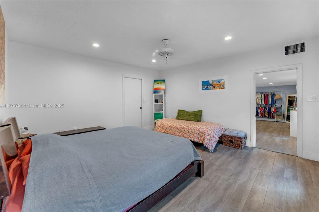 Под контрактом: $1,350,000 (5 спален, 3 ванн, 3137 Квадратных фут)